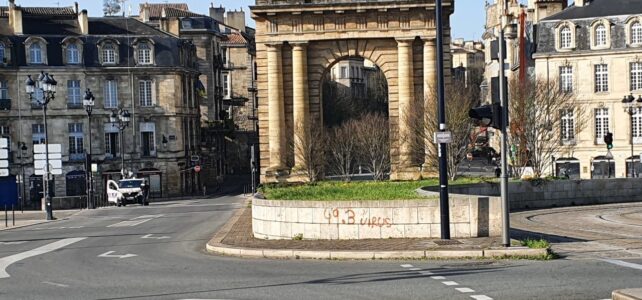 Bordeaux : Pierre Hurmic décide d’éclairer en rouge la porte de Bourgogne pour une raison politique